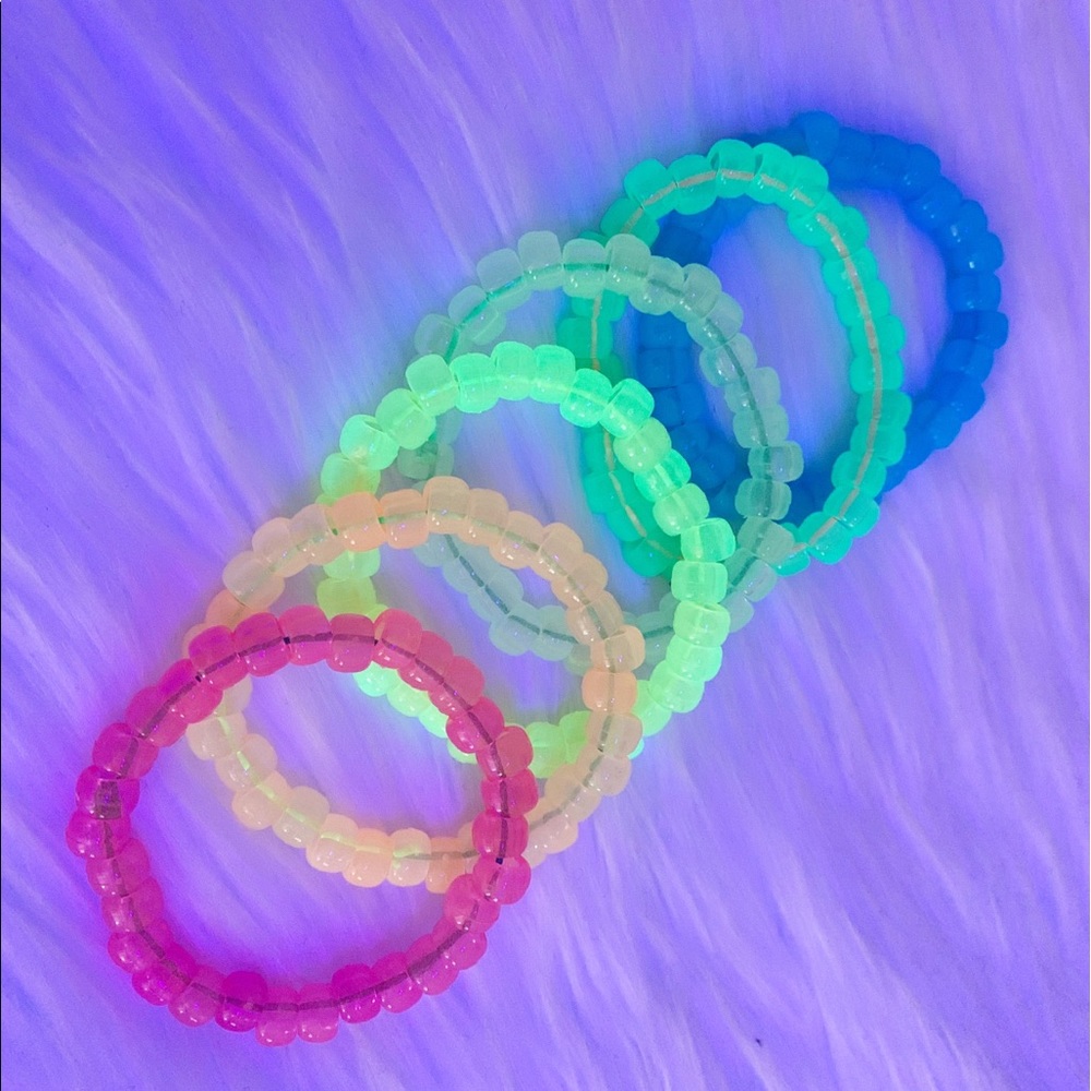🌀 5/$20 🌀 Six Glow in the Dark Kandi Bracelets